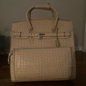 Most stunning weekend bag I’ve ever seen. Plus it has wheels!